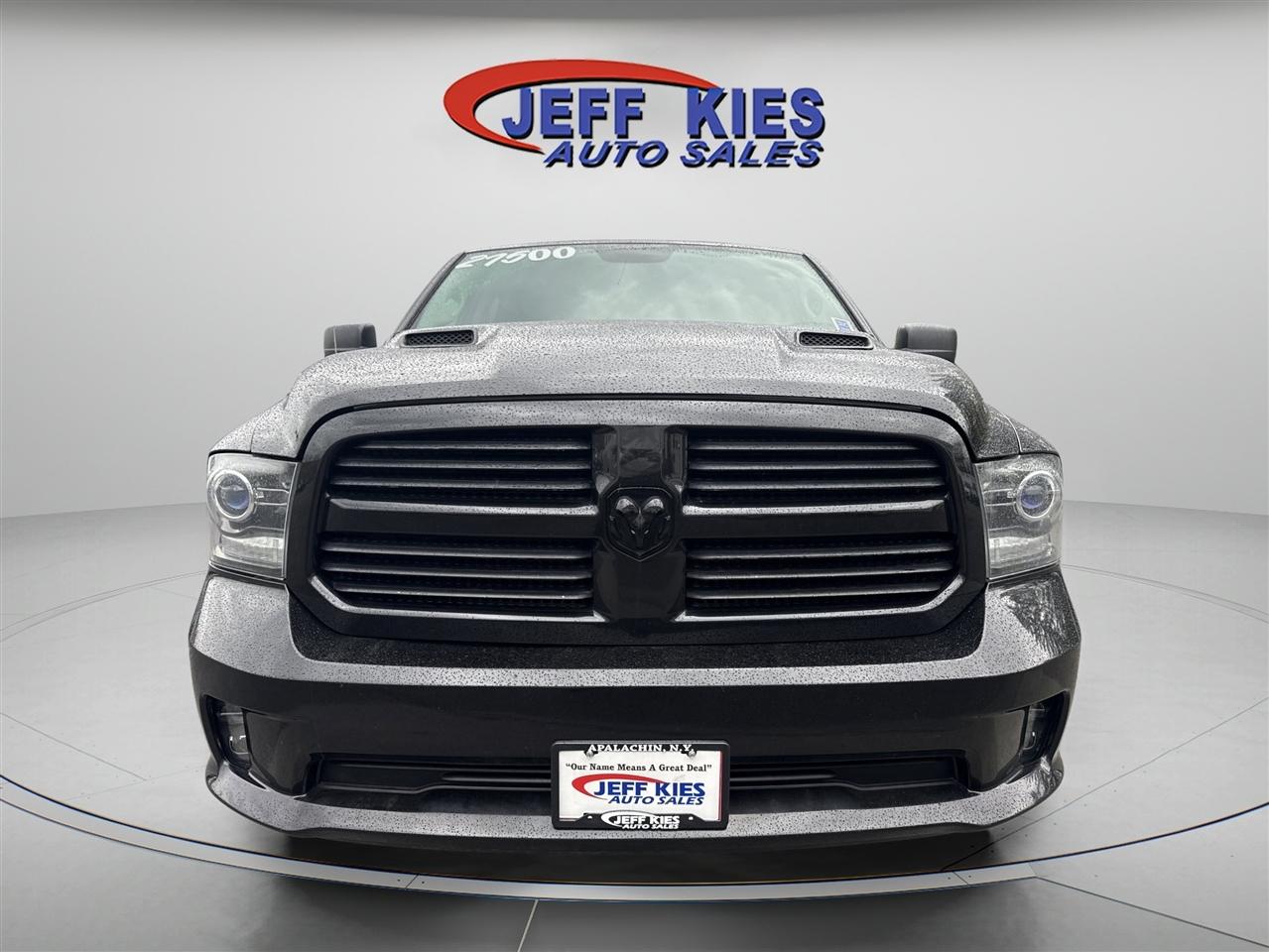 RAM 1500 4WD Crew Cab 140.5" Sport 2017