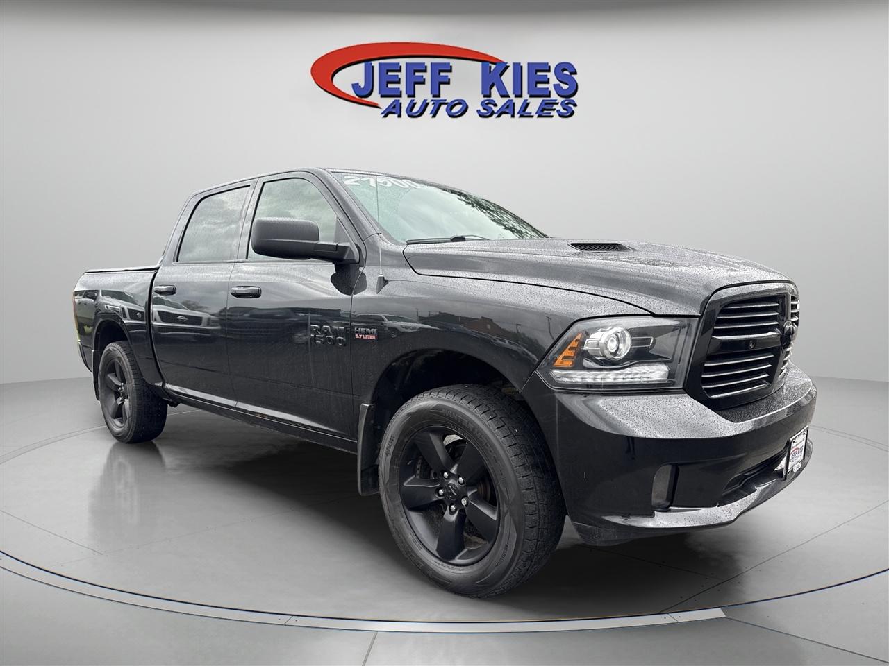 RAM 1500 4WD Crew Cab 140.5" Sport 2017