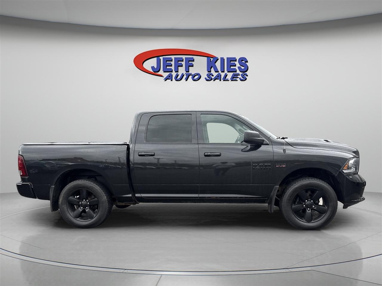 RAM 1500 4WD Crew Cab 140.5" Sport 2017