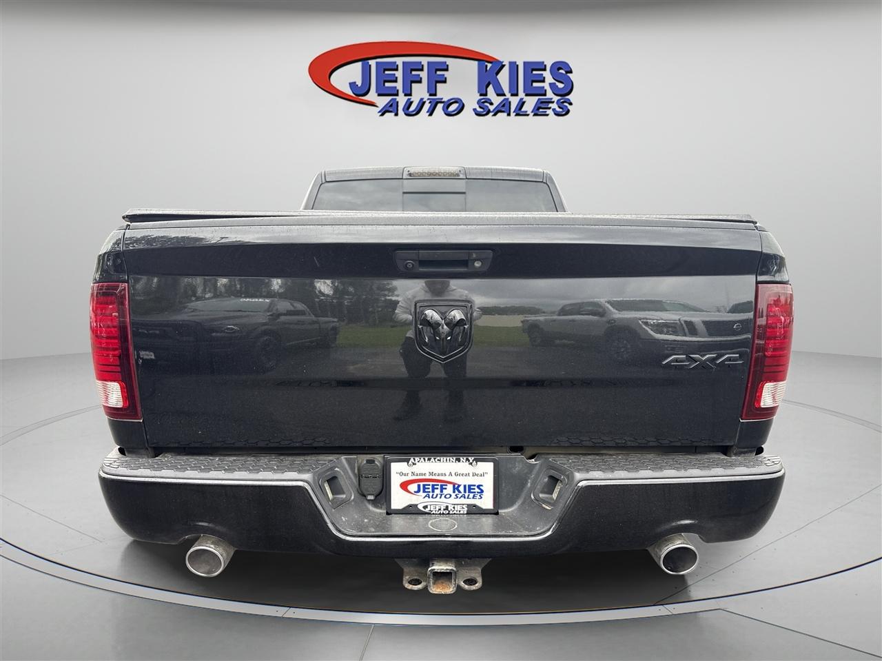 RAM 1500 4WD Crew Cab 140.5" Sport 2017