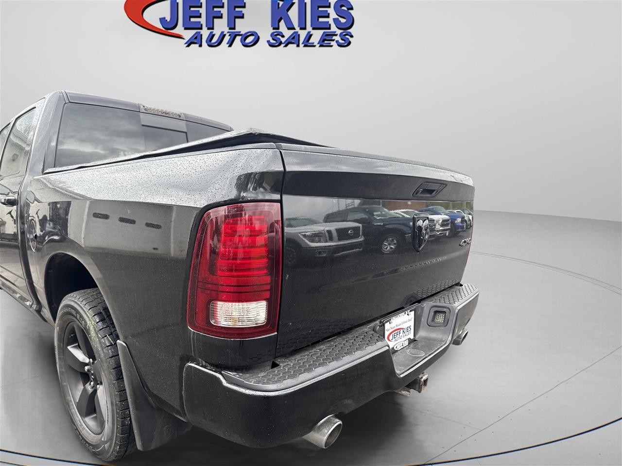 RAM 1500 4WD Crew Cab 140.5" Sport 2017