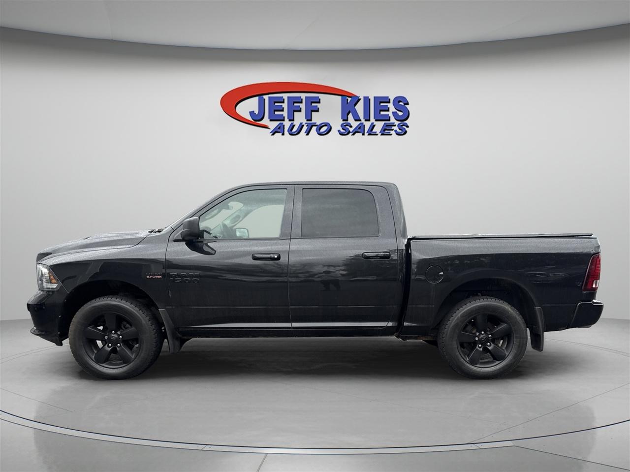 RAM 1500 4WD Crew Cab 140.5" Sport 2017