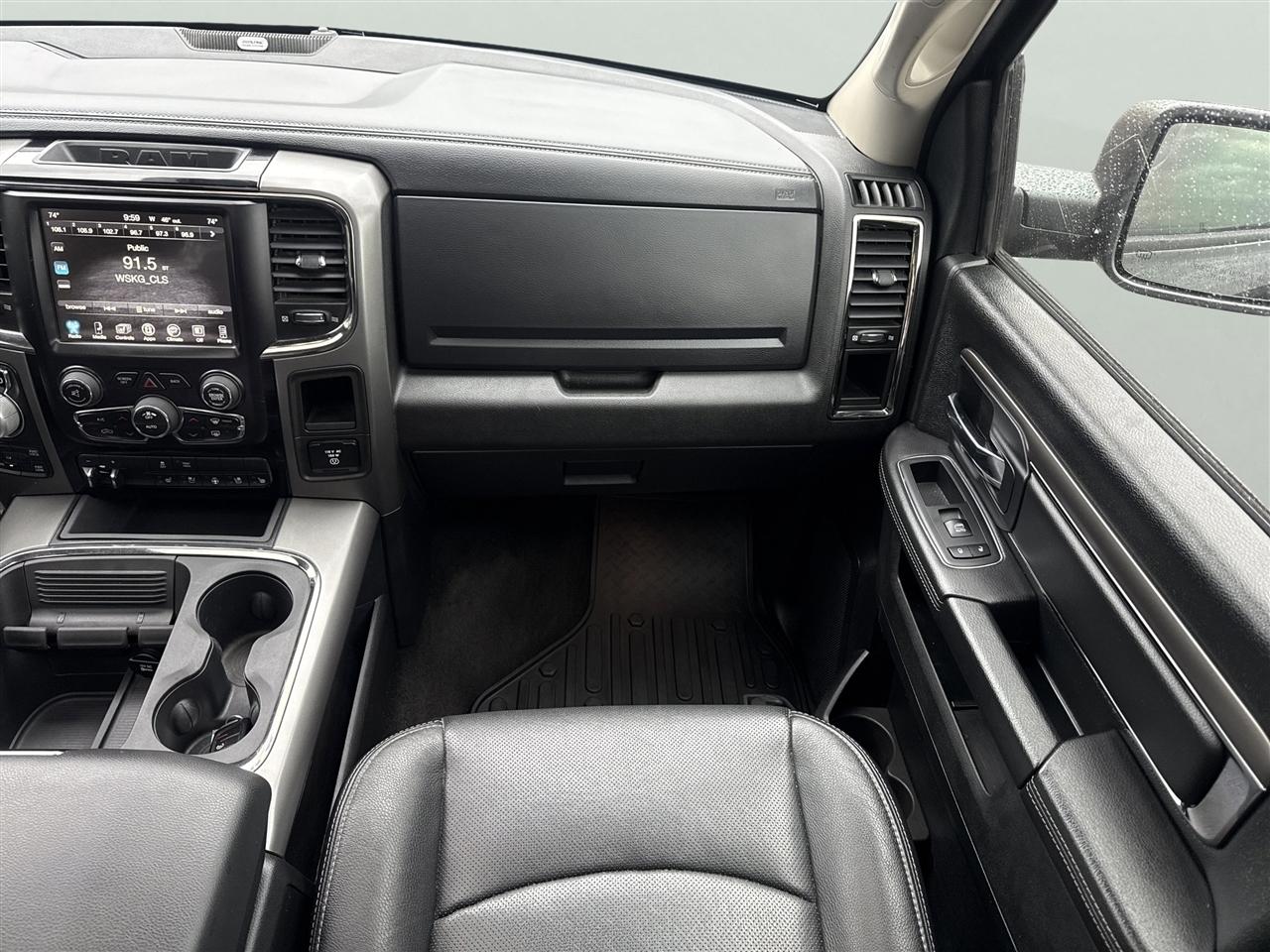 RAM 1500 4WD Crew Cab 140.5" Sport 2017