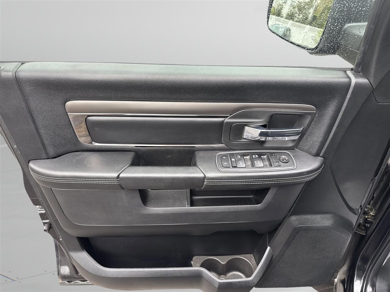 RAM 1500 4WD Crew Cab 140.5" Sport 2017