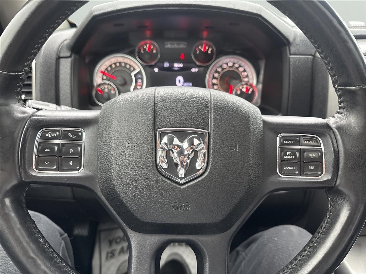 RAM 1500 4WD Crew Cab 140.5" Sport 2017