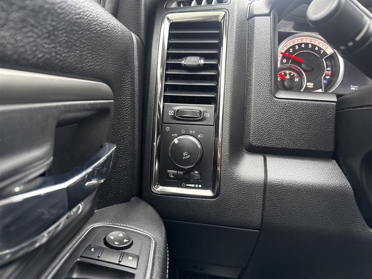 RAM 1500 4WD Crew Cab 140.5" Sport 2017