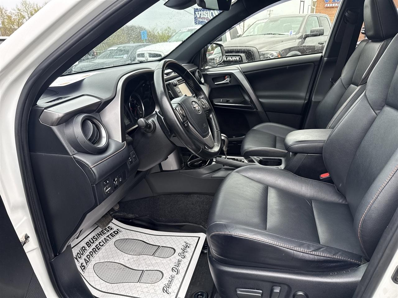 Toyota RAV4 SE AWD (Natl) 2017