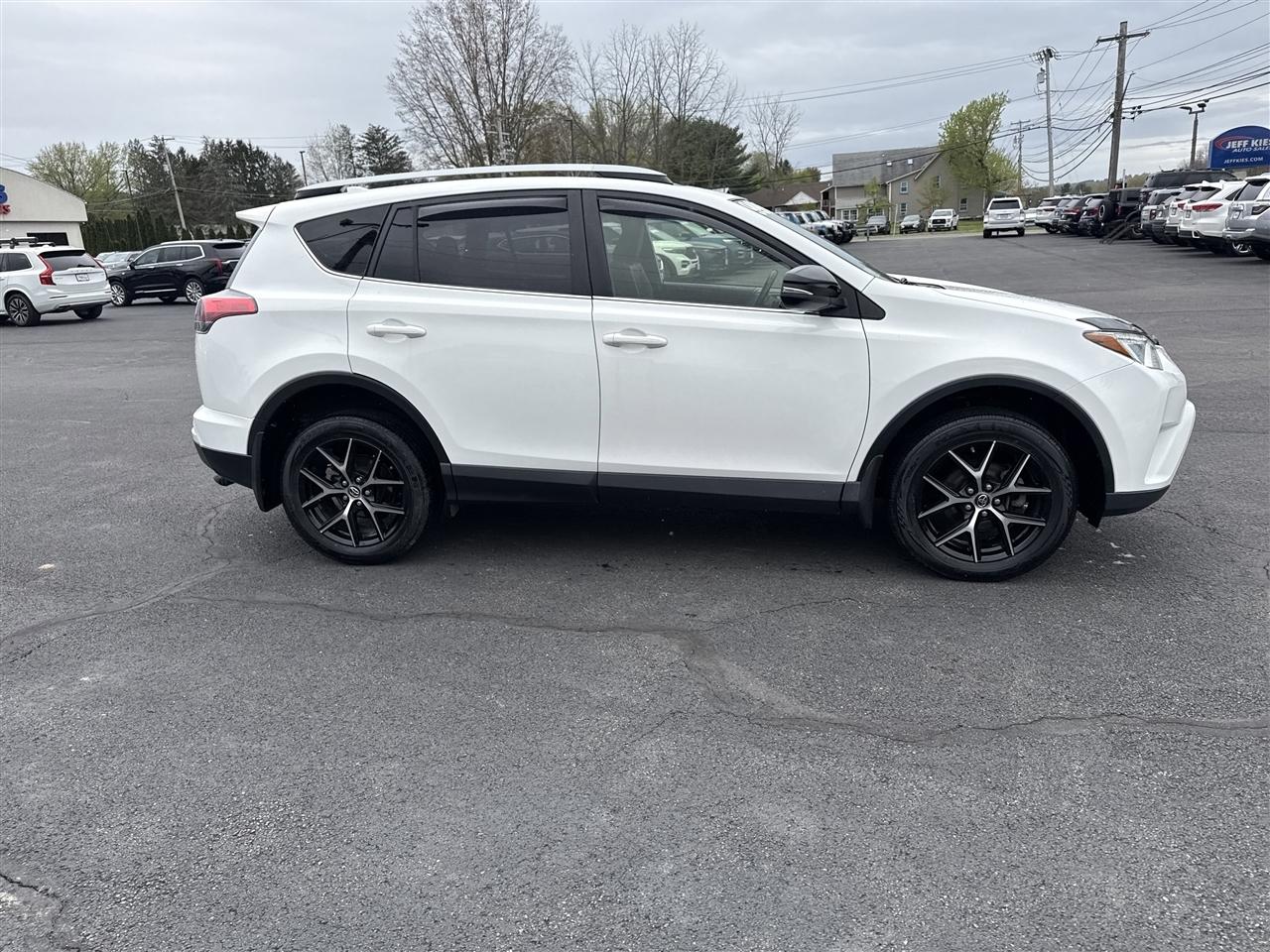 Toyota RAV4 SE AWD (Natl) 2017