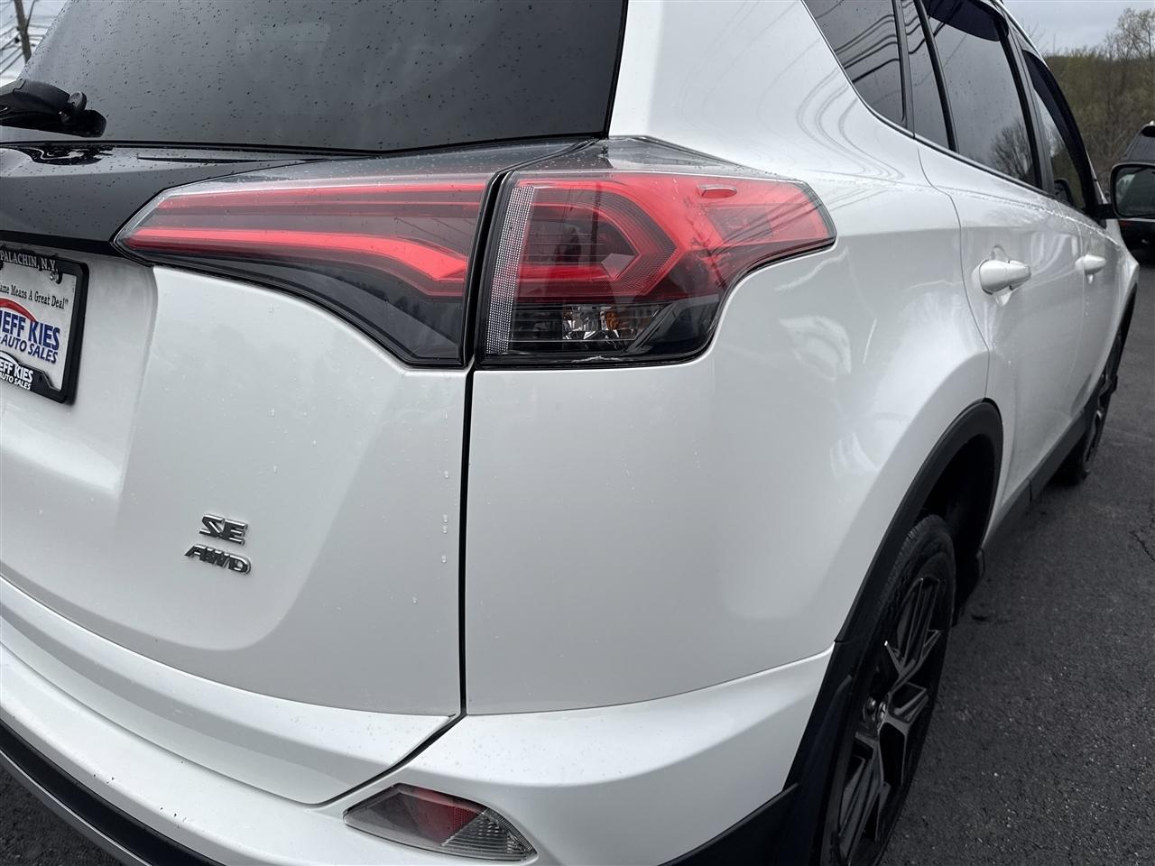 Toyota RAV4 SE AWD (Natl) 2017