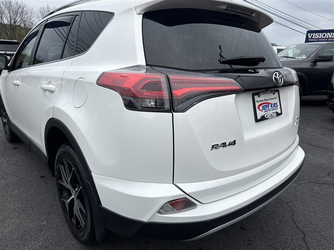 Toyota RAV4 SE AWD (Natl) 2017