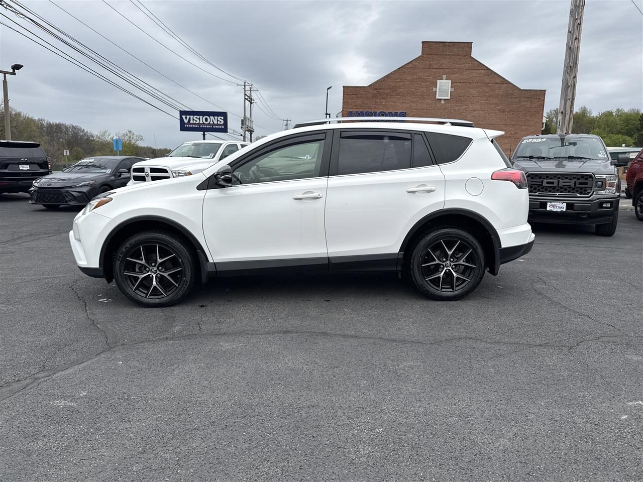 Toyota RAV4 SE AWD (Natl) 2017
