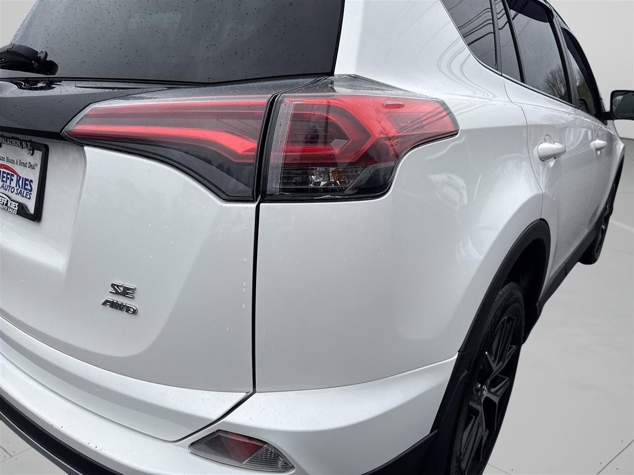 Toyota RAV4 SE AWD (Natl) 2017