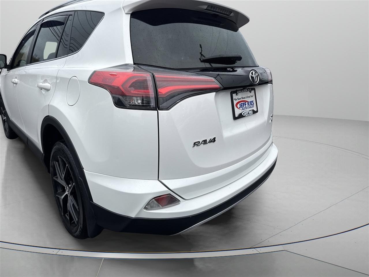 Toyota RAV4 SE AWD (Natl) 2017