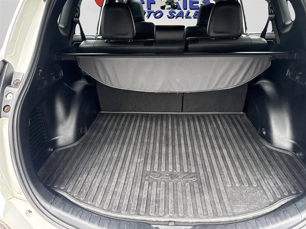 Toyota RAV4 SE AWD (Natl) 2017