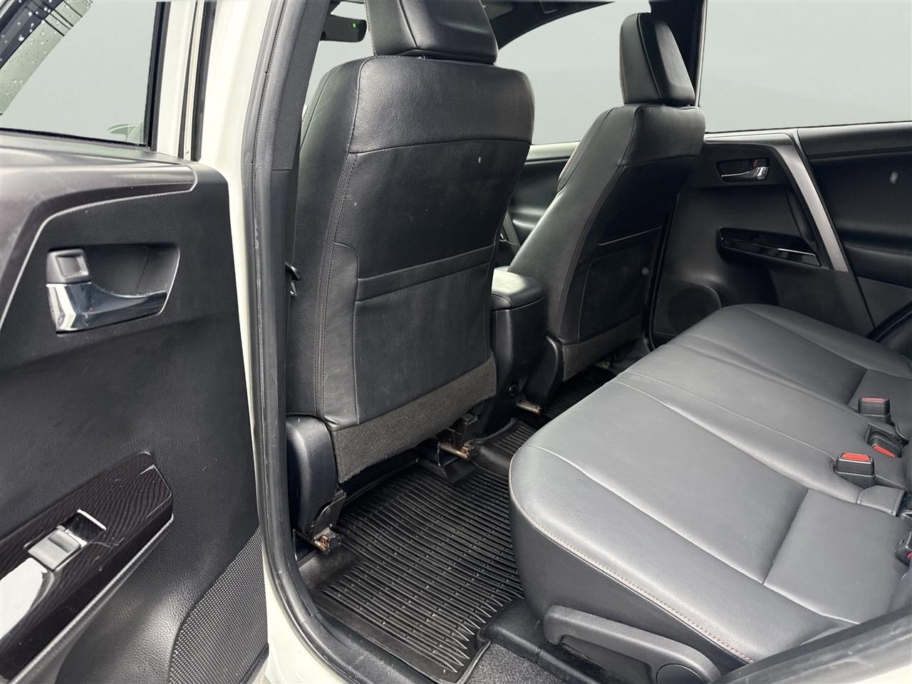 Toyota RAV4 SE AWD (Natl) 2017