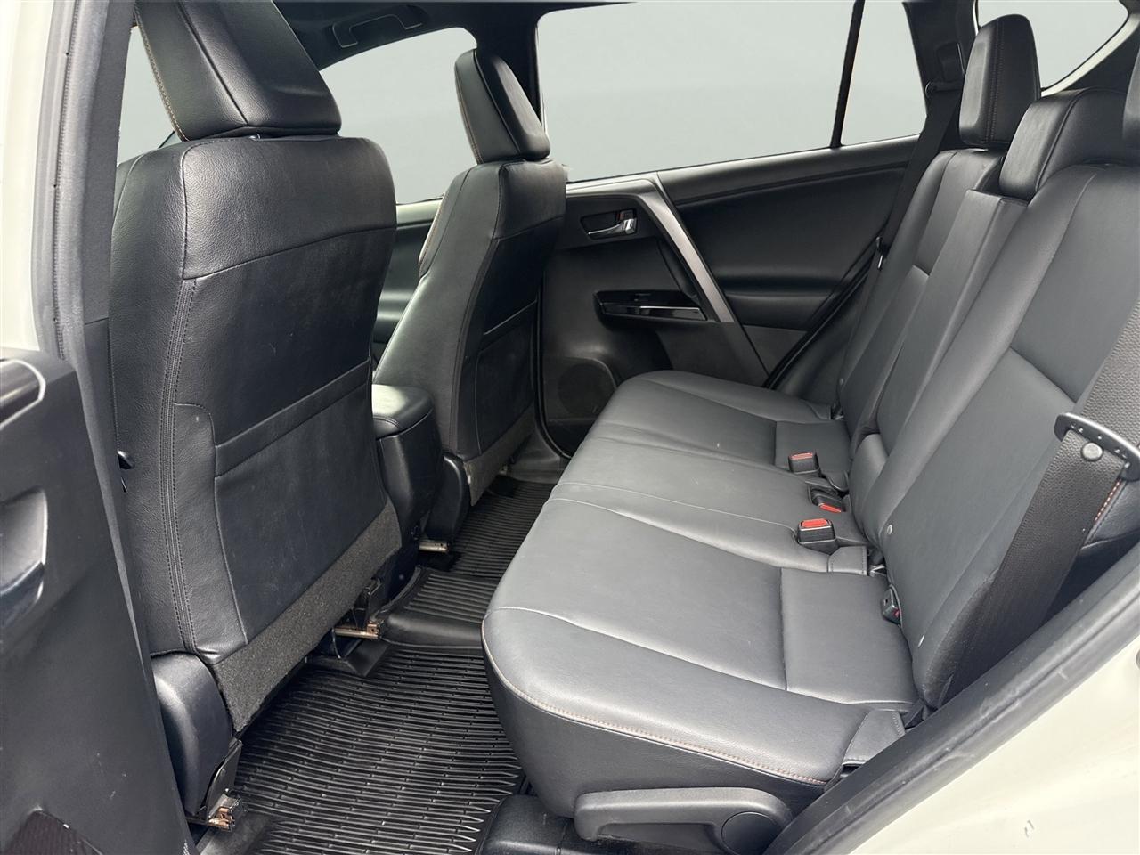 Toyota RAV4 SE AWD (Natl) 2017