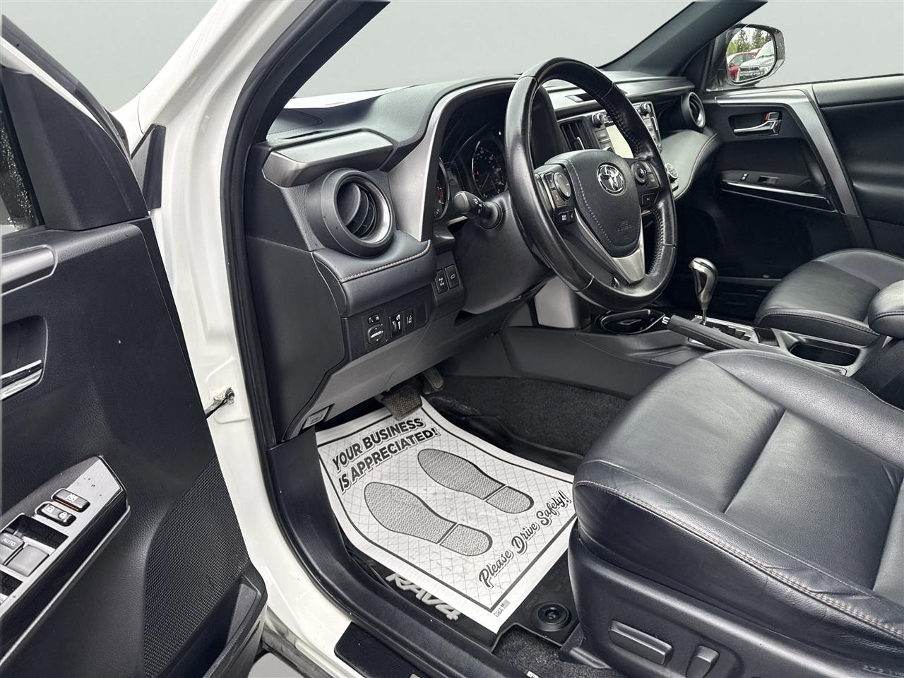 Toyota RAV4 SE AWD (Natl) 2017