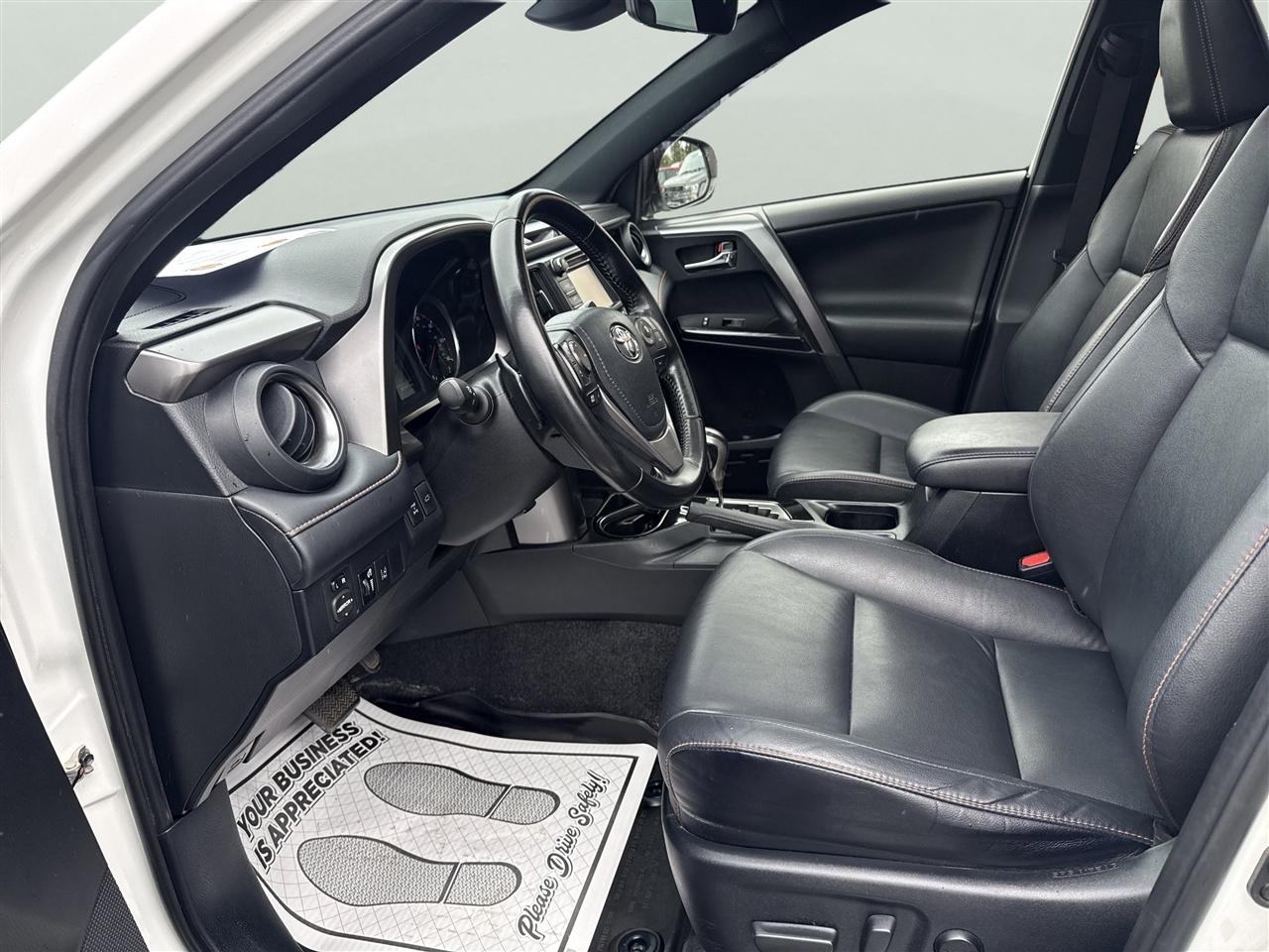 Toyota RAV4 SE AWD (Natl) 2017