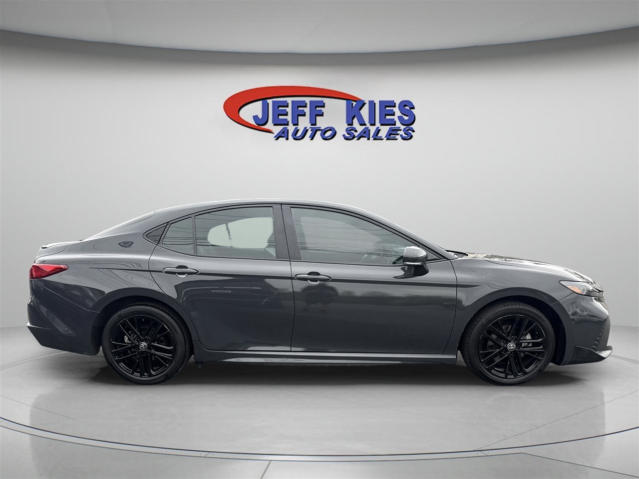 Toyota Camry XLE AWD (Natl) 2025