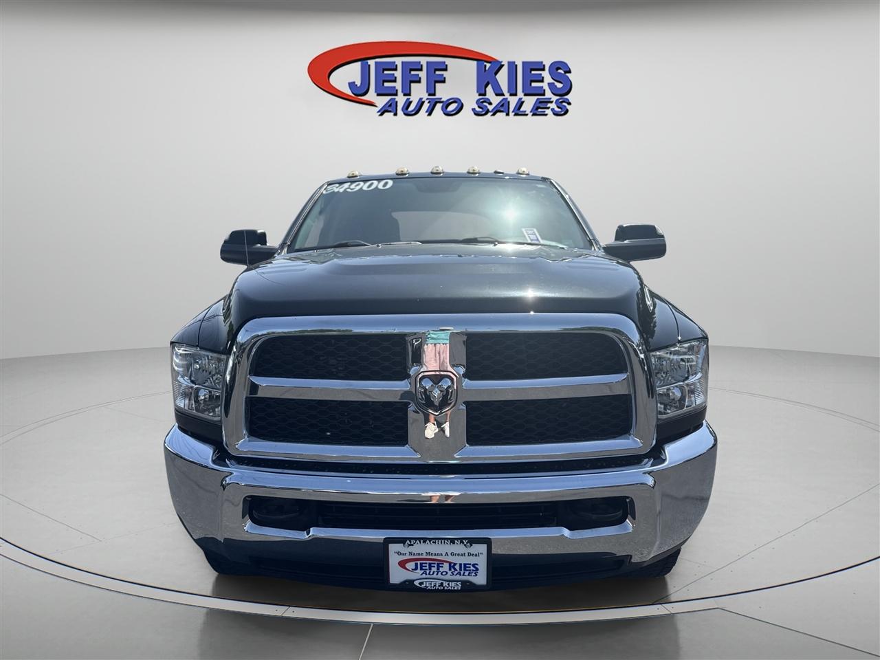 RAM 3500 Tradesman 4x4 Crew Cab 8' Box 2017