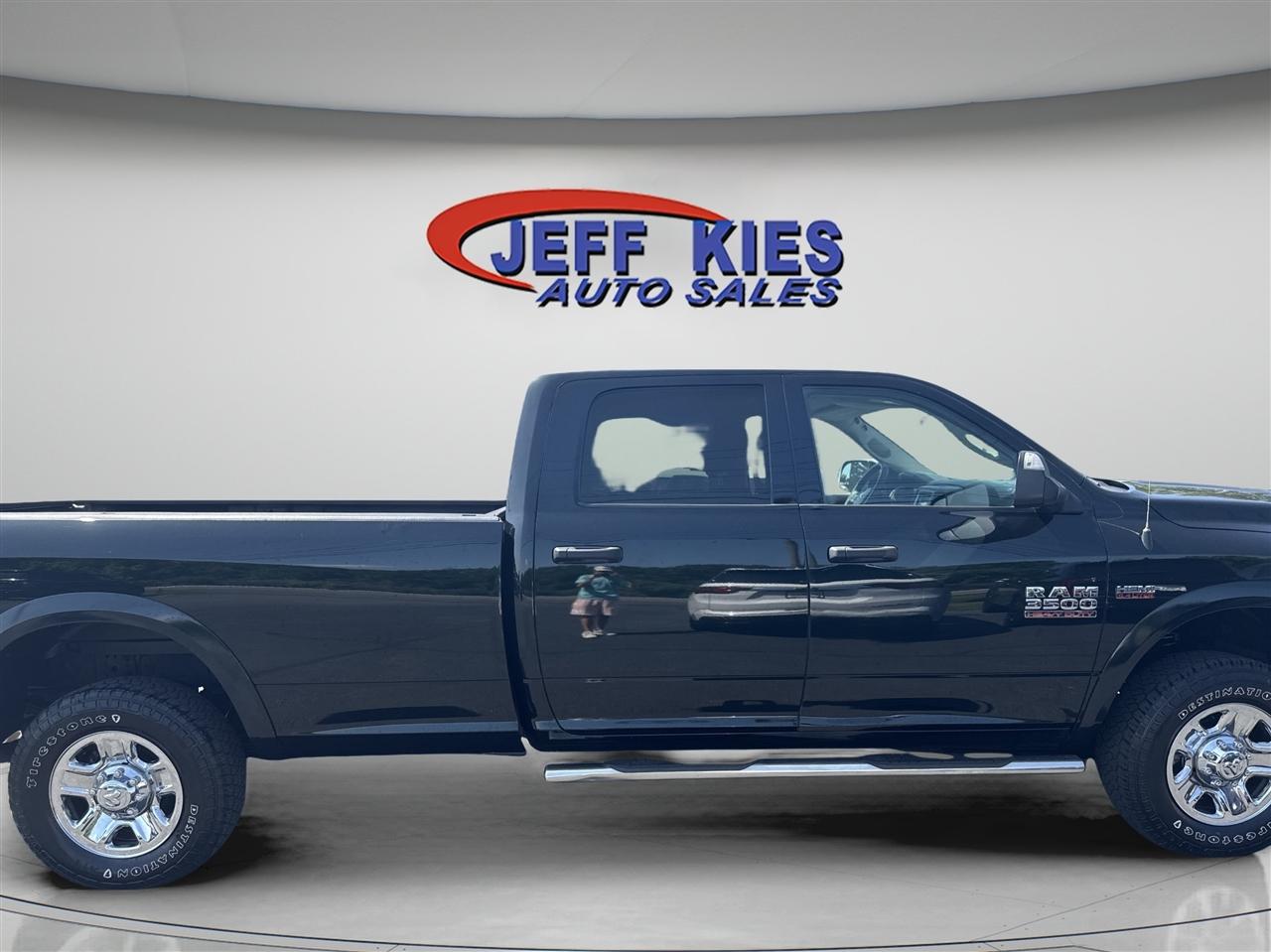 RAM 3500 Tradesman 4x4 Crew Cab 8' Box 2017