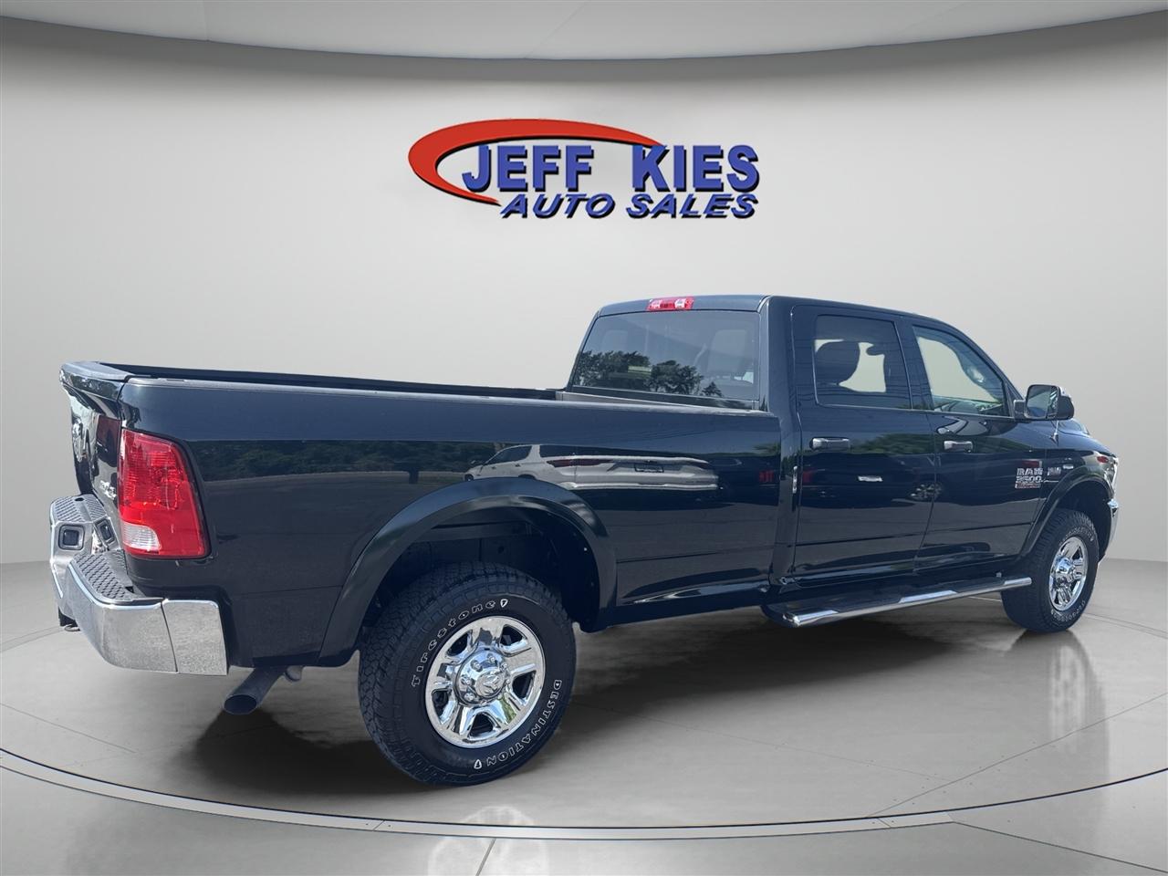 RAM 3500 Tradesman 4x4 Crew Cab 8' Box 2017