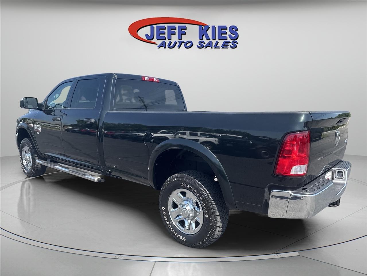 RAM 3500 Tradesman 4x4 Crew Cab 8' Box 2017