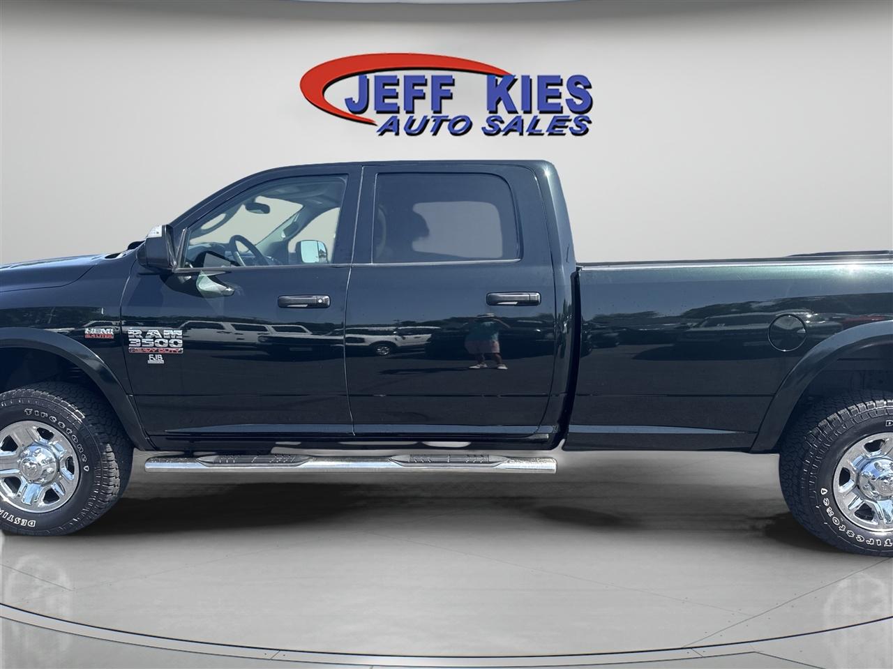 RAM 3500 Tradesman 4x4 Crew Cab 8' Box 2017