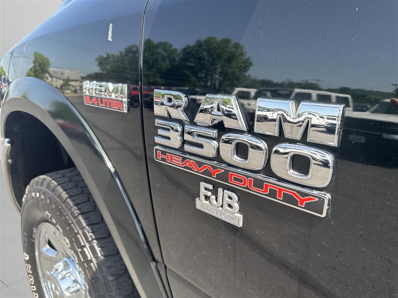 RAM 3500 Tradesman 4x4 Crew Cab 8' Box 2017