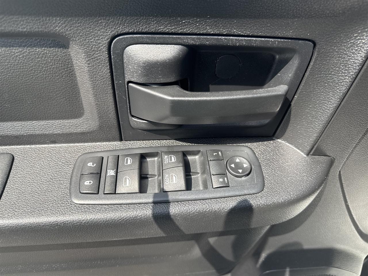RAM 3500 Tradesman 4x4 Crew Cab 8' Box 2017