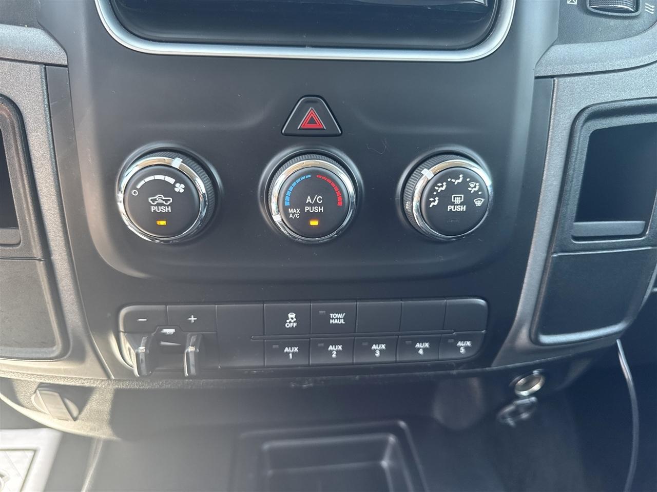RAM 3500 Tradesman 4x4 Crew Cab 8' Box 2017