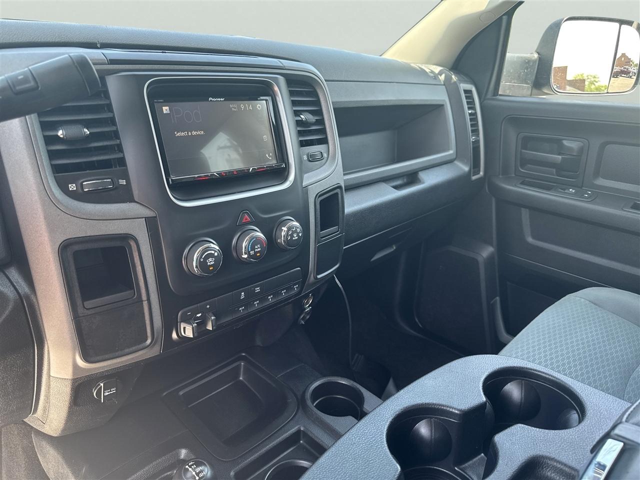 RAM 3500 Tradesman 4x4 Crew Cab 8' Box 2017