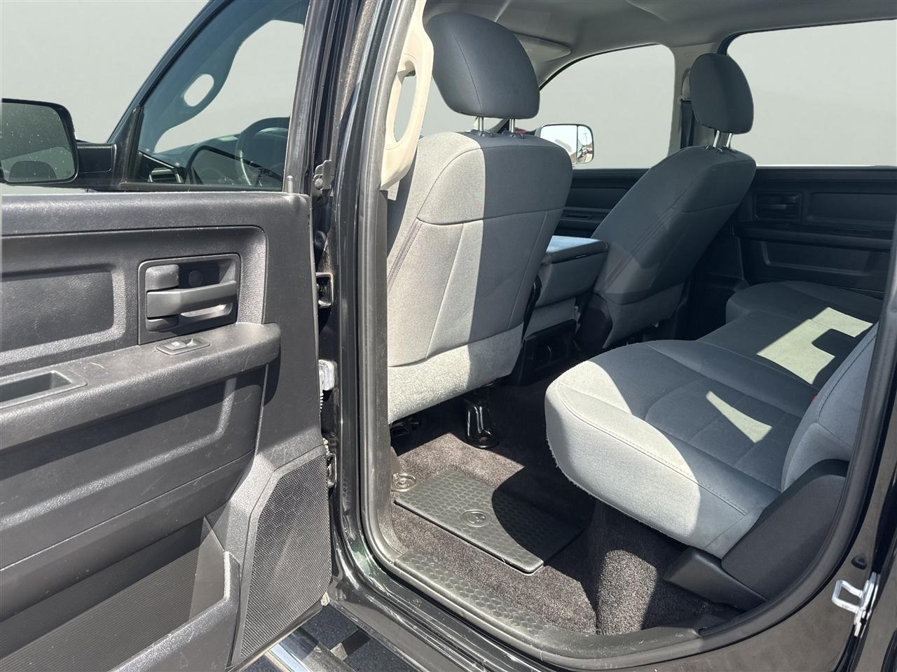 RAM 3500 Tradesman 4x4 Crew Cab 8' Box 2017