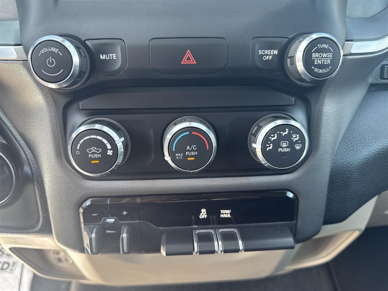 RAM 1500 Big Horn 4x4 Quad Cab 6'4" Box 2020