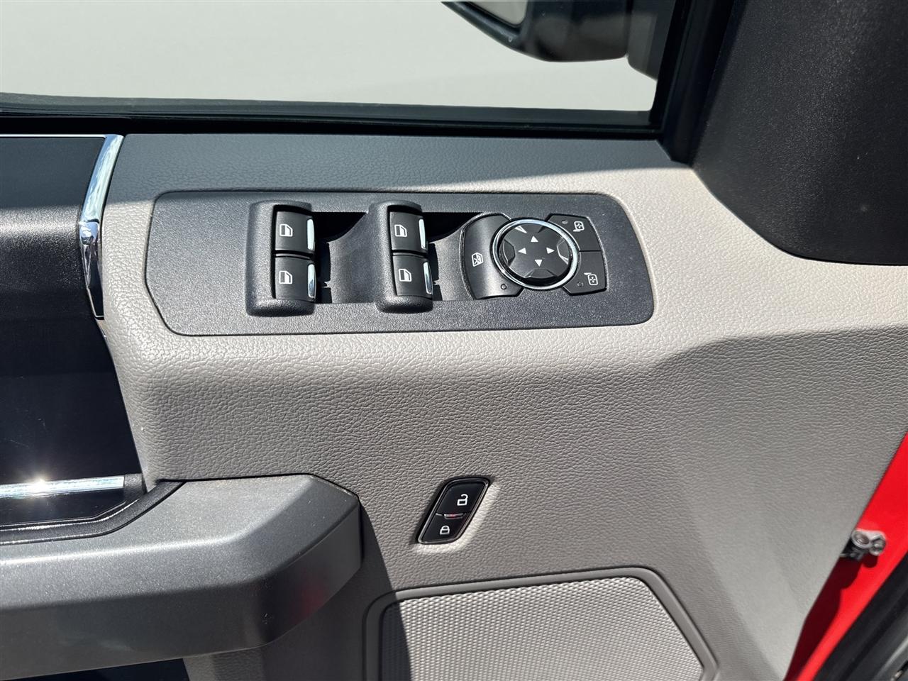 Ford F-150 4WD SuperCrew 145" Lariat 2016