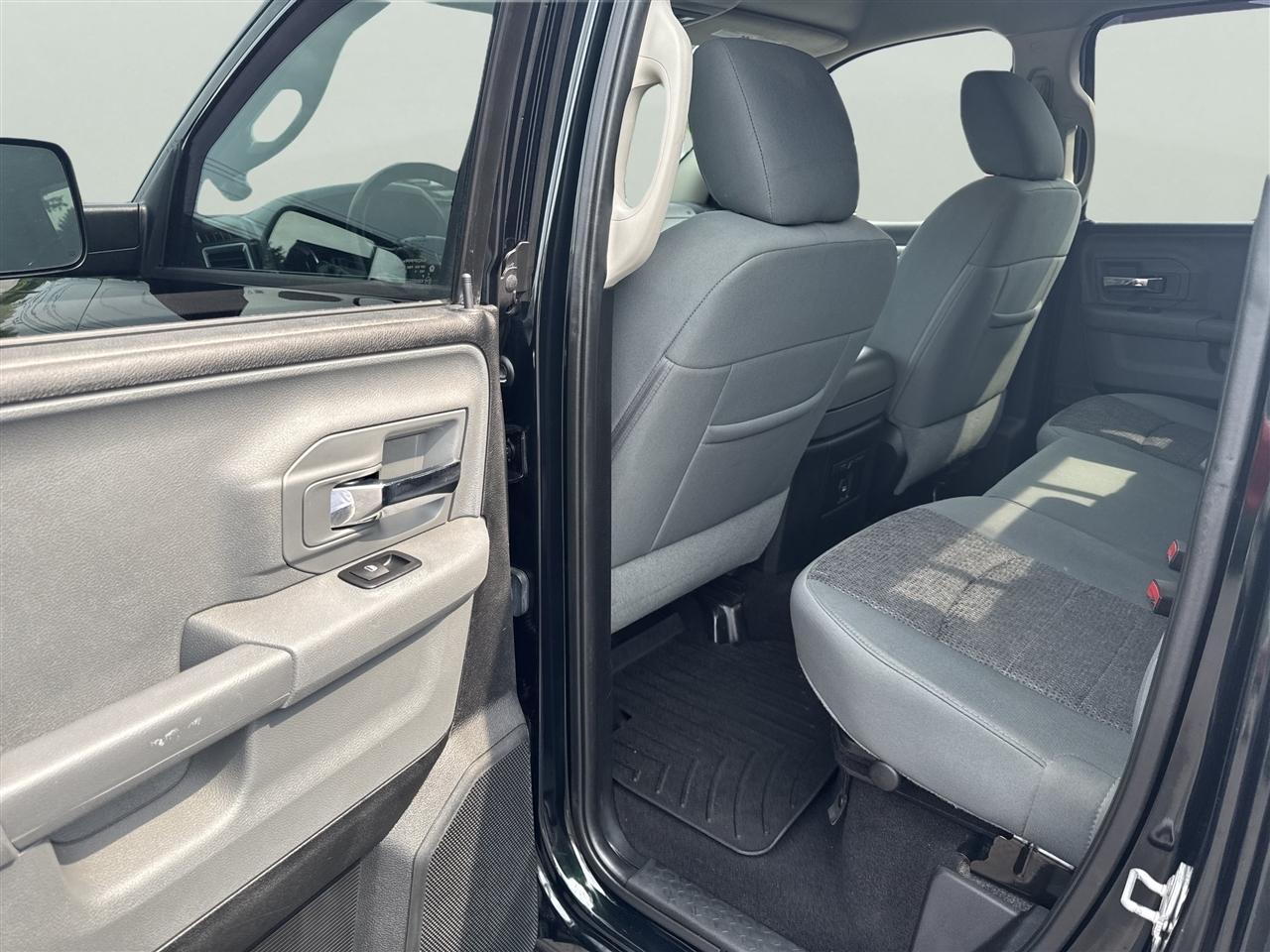 RAM 1500 4WD Quad Cab 140.5" Big Horn 2015