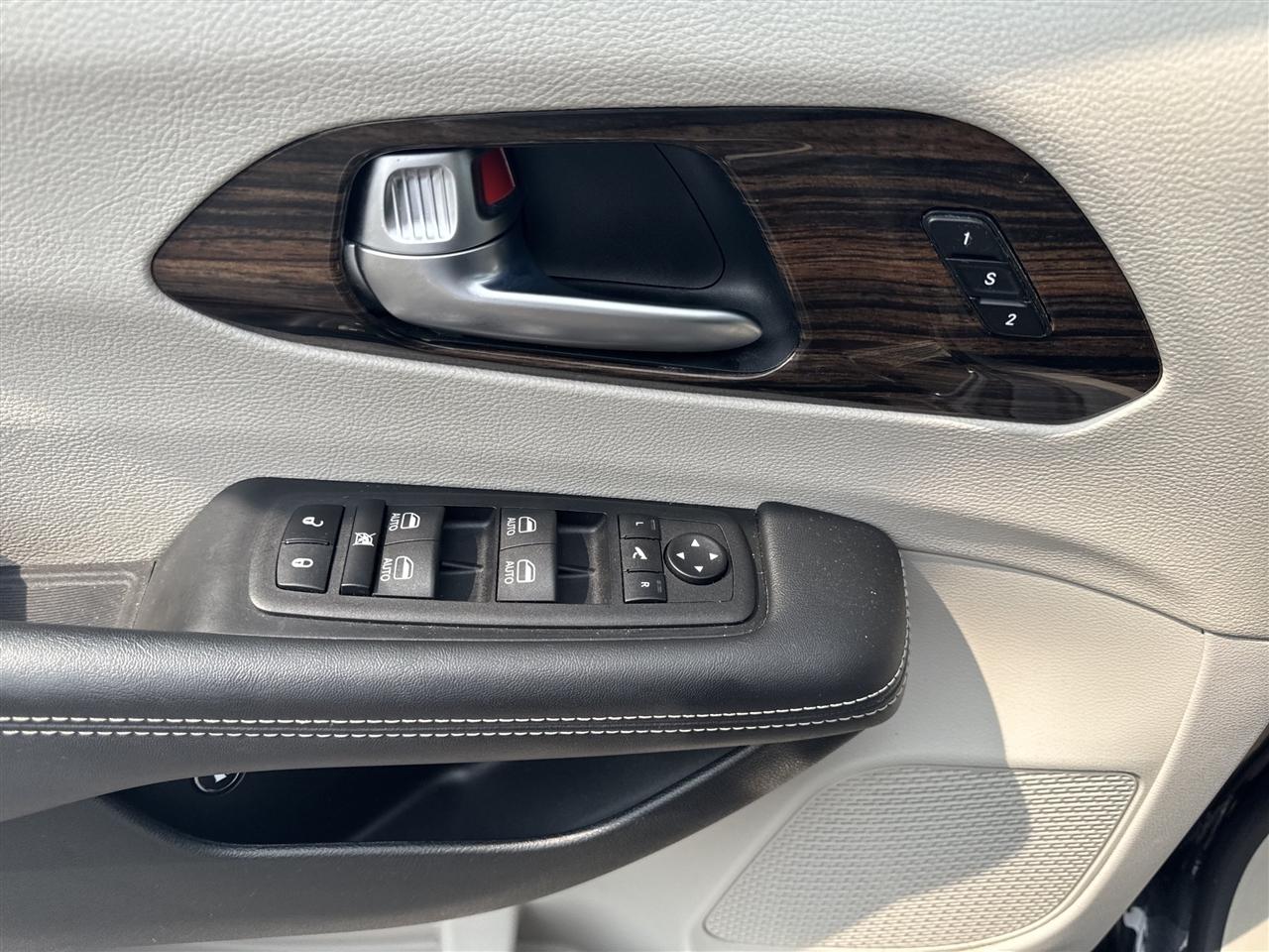 Chrysler Pacifica Hybrid Limited FWD 2023