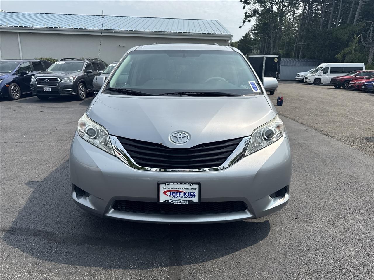 Toyota Sienna 5dr 8-Pass Van V6 LE FWD (Natl) 2014