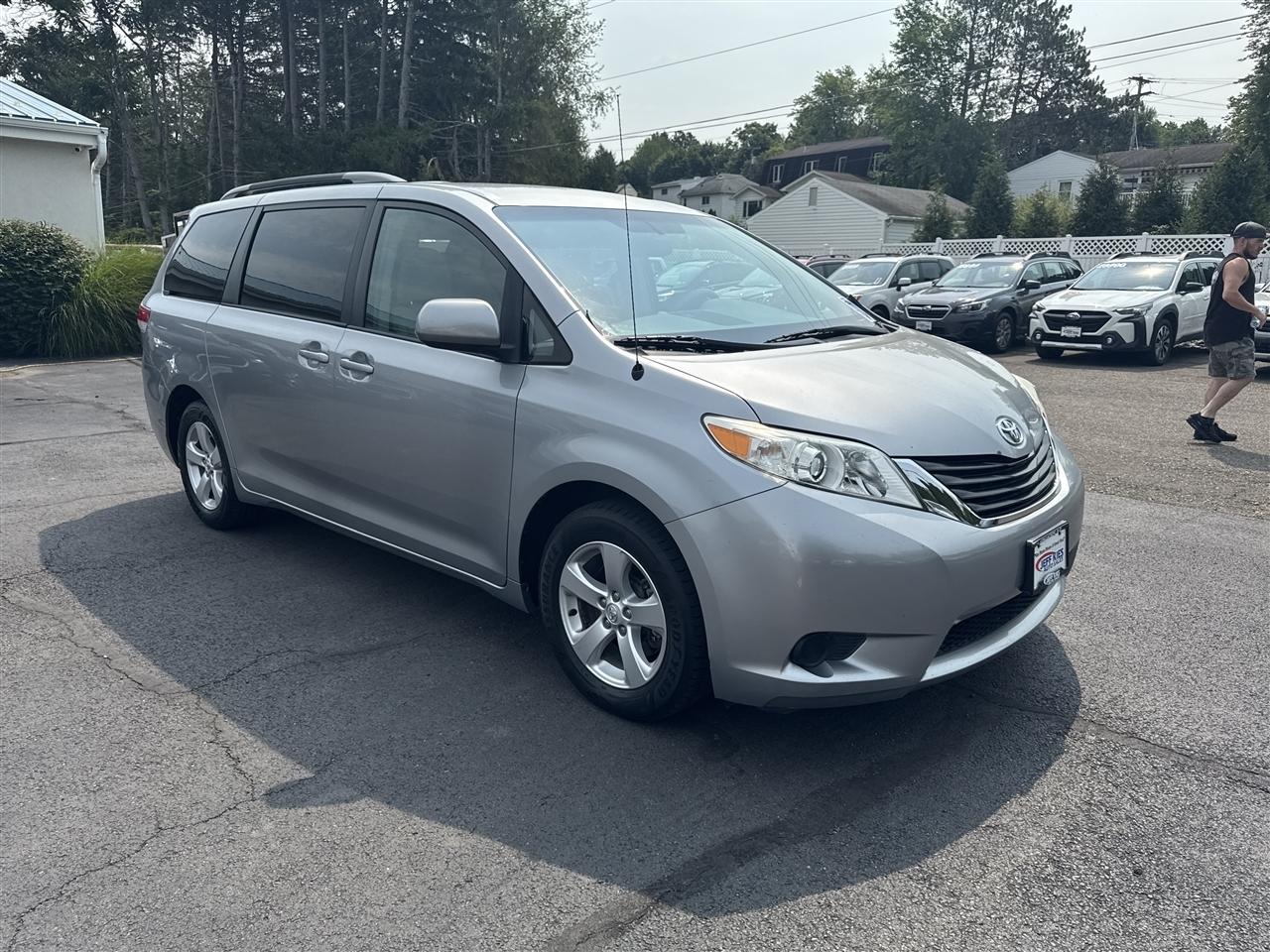 Toyota Sienna 5dr 8-Pass Van V6 LE FWD (Natl) 2014