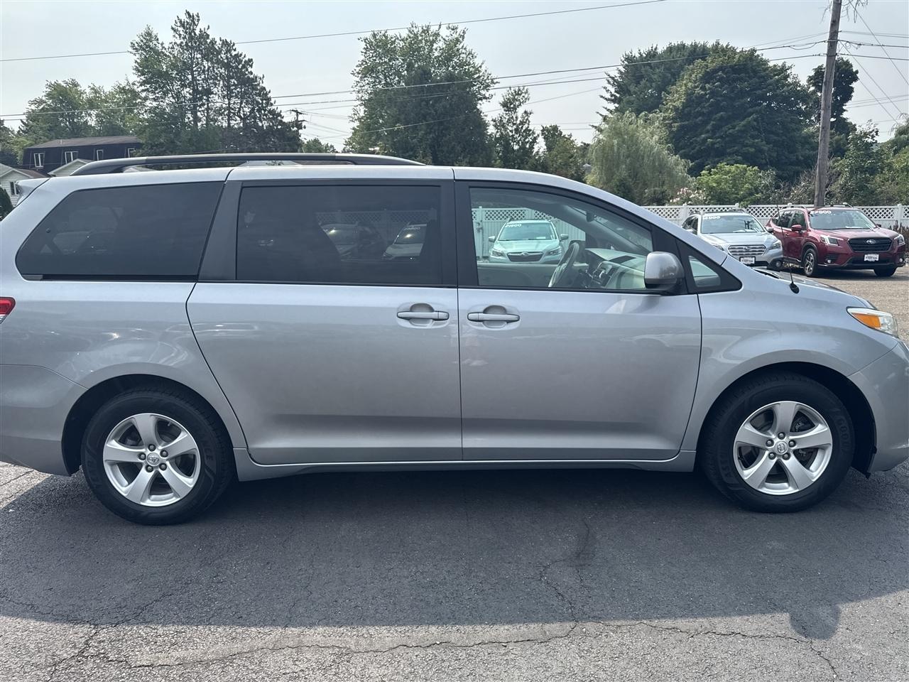 Toyota Sienna 5dr 8-Pass Van V6 LE FWD (Natl) 2014
