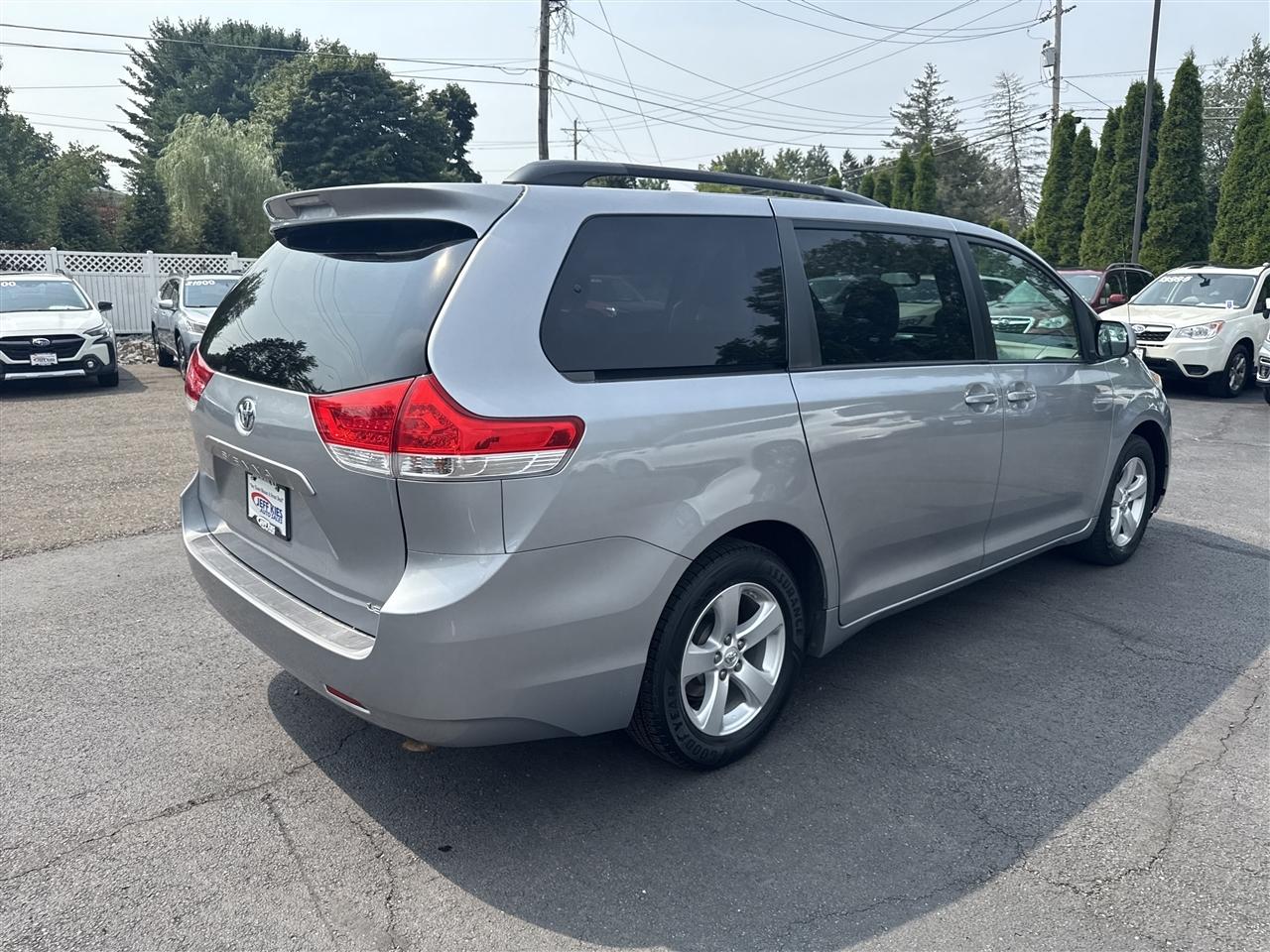 Toyota Sienna 5dr 8-Pass Van V6 LE FWD (Natl) 2014