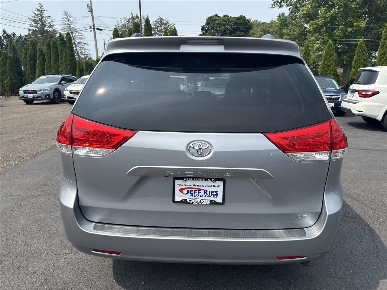 Toyota Sienna 5dr 8-Pass Van V6 LE FWD (Natl) 2014