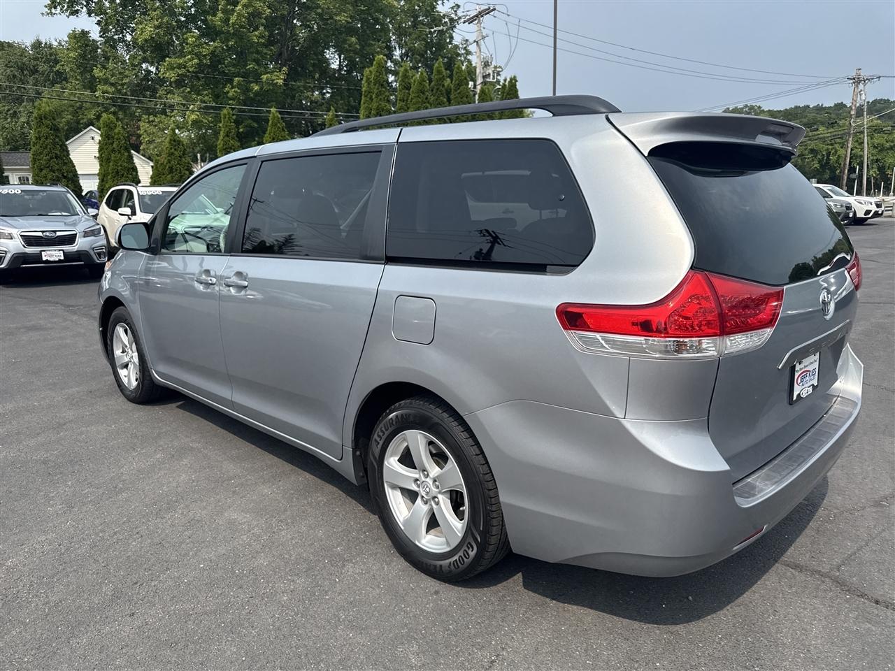 Toyota Sienna 5dr 8-Pass Van V6 LE FWD (Natl) 2014