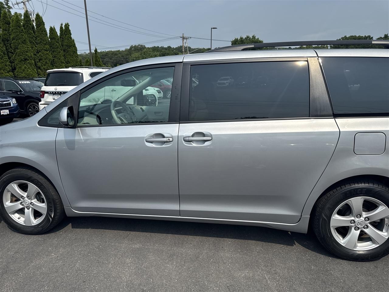 Toyota Sienna 5dr 8-Pass Van V6 LE FWD (Natl) 2014