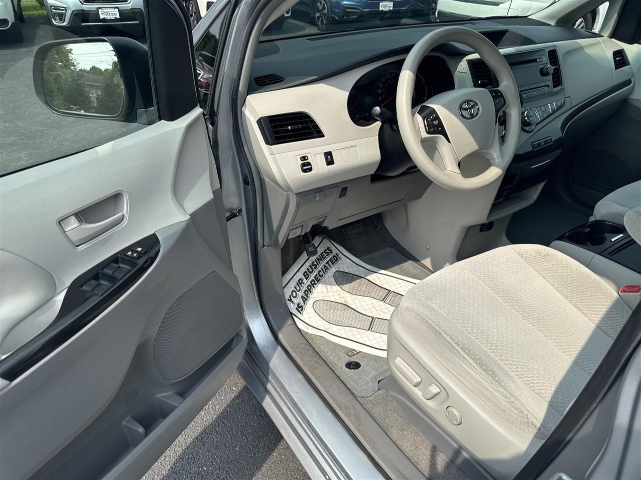 Toyota Sienna 5dr 8-Pass Van V6 LE FWD (Natl) 2014