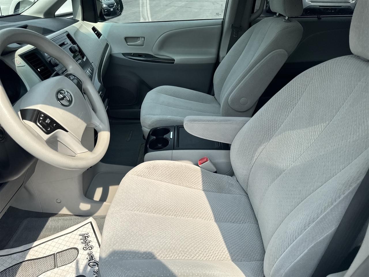 Toyota Sienna 5dr 8-Pass Van V6 LE FWD (Natl) 2014