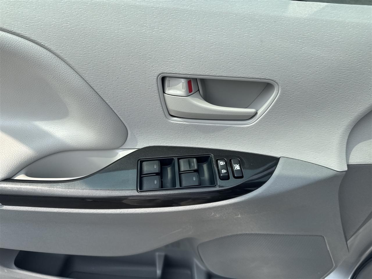 Toyota Sienna 5dr 8-Pass Van V6 LE FWD (Natl) 2014