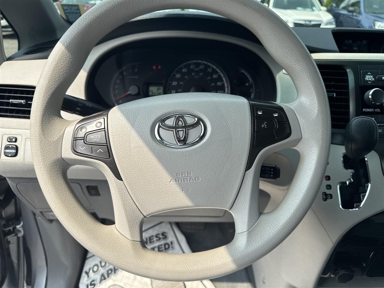 Toyota Sienna 5dr 8-Pass Van V6 LE FWD (Natl) 2014