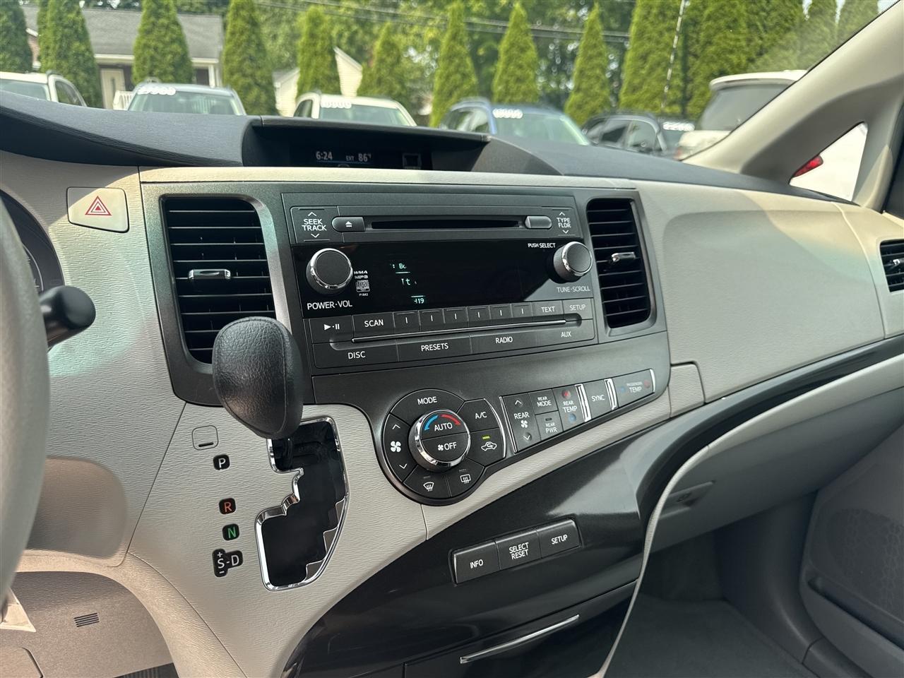 Toyota Sienna 5dr 8-Pass Van V6 LE FWD (Natl) 2014