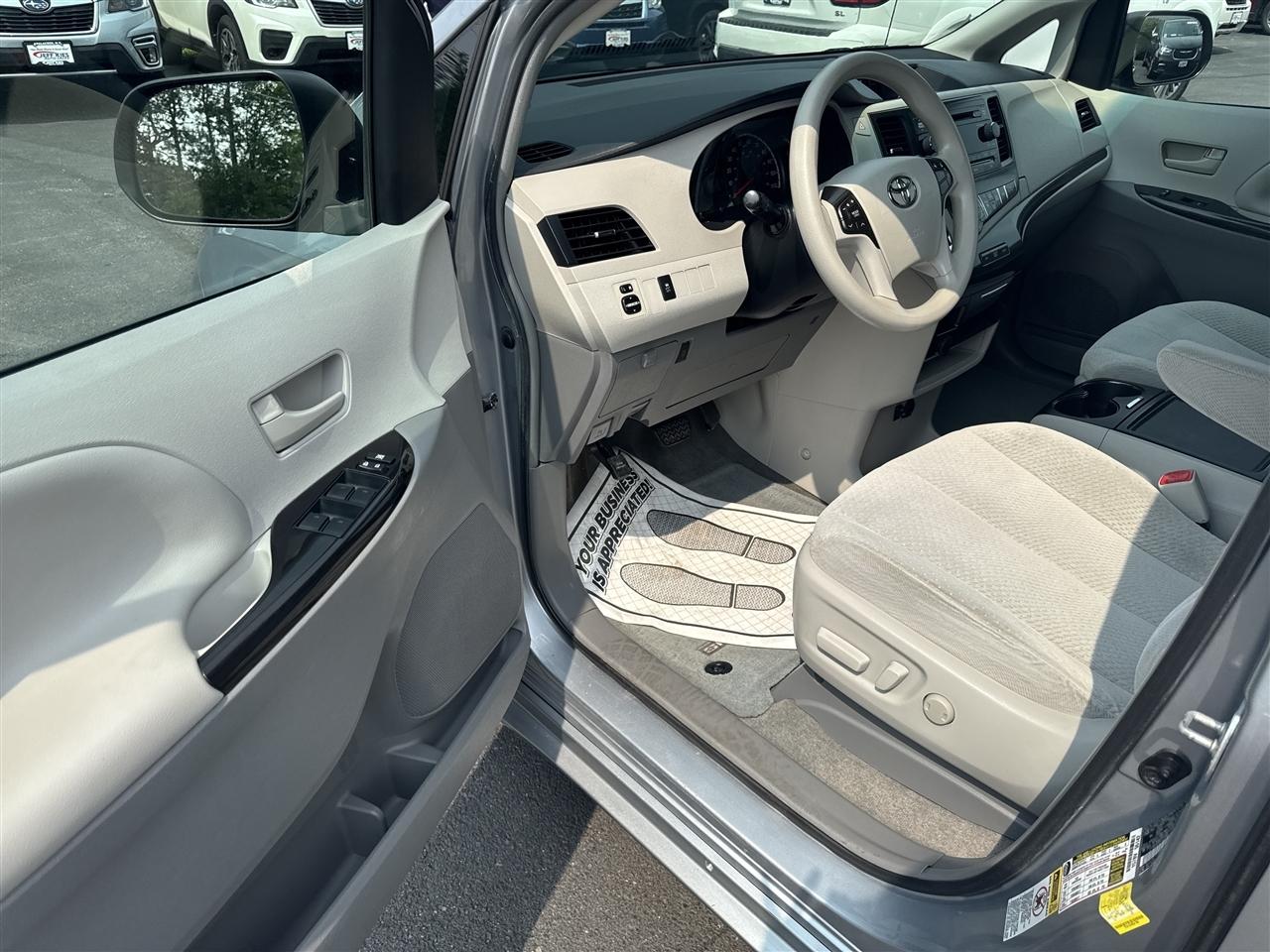 Toyota Sienna 5dr 8-Pass Van V6 LE FWD (Natl) 2014